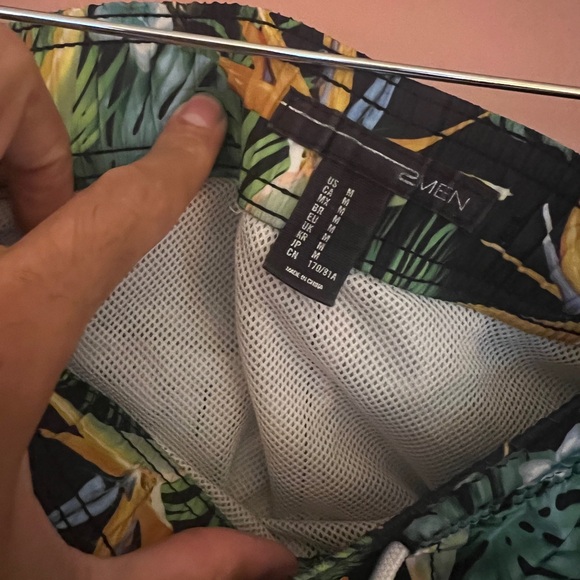 Forever 21 Men’s Bathing Suit. Tropical print. Lined. Size M. Like New. - Picture 4 of 4